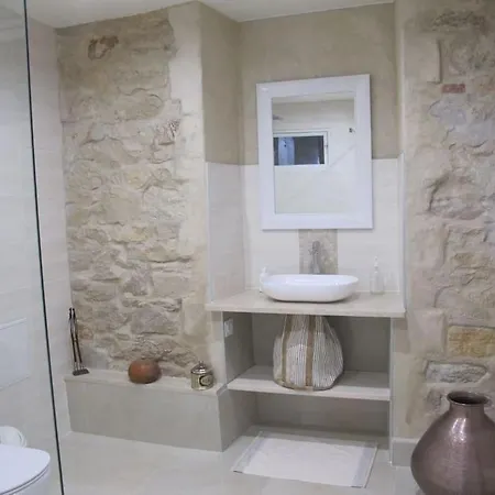 Apartment Avec Terrasse Ouverte Nimes